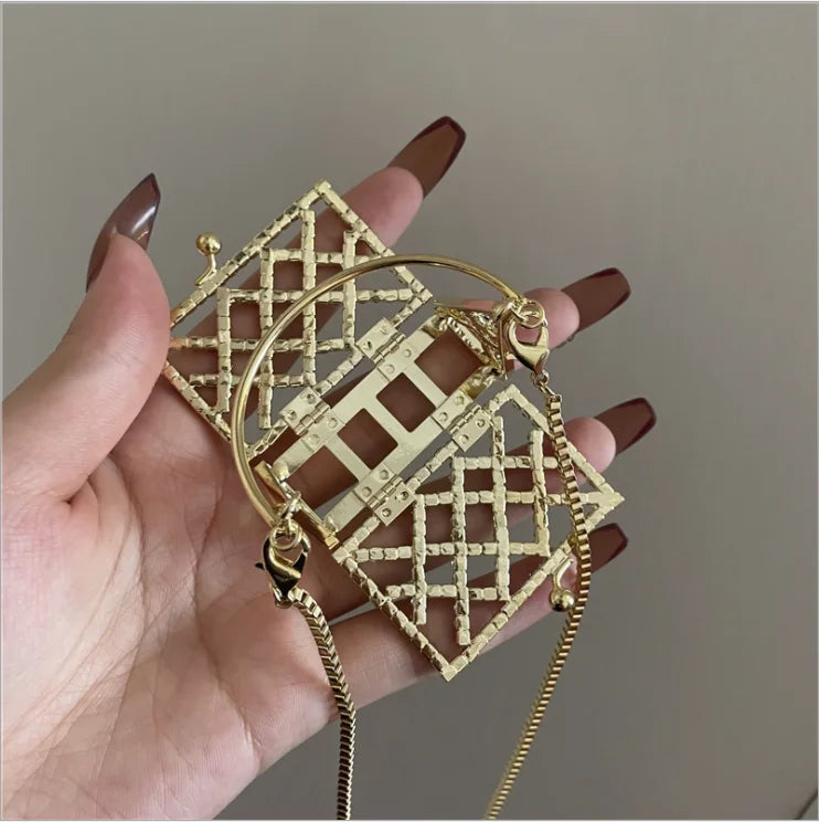 Diagonal waist bag