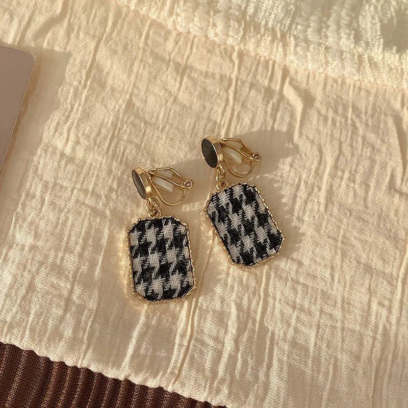 Simple Female Ear Clip Without Ear Hole Retro and Versatile Temperament Advanced Sense Minority Design Sense Pearl Earrings