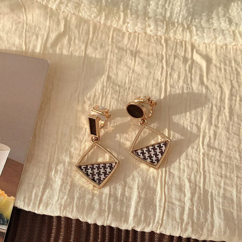 Simple Female Ear Clip Without Ear Hole Retro and Versatile Temperament Advanced Sense Minority Design Sense Pearl Earrings