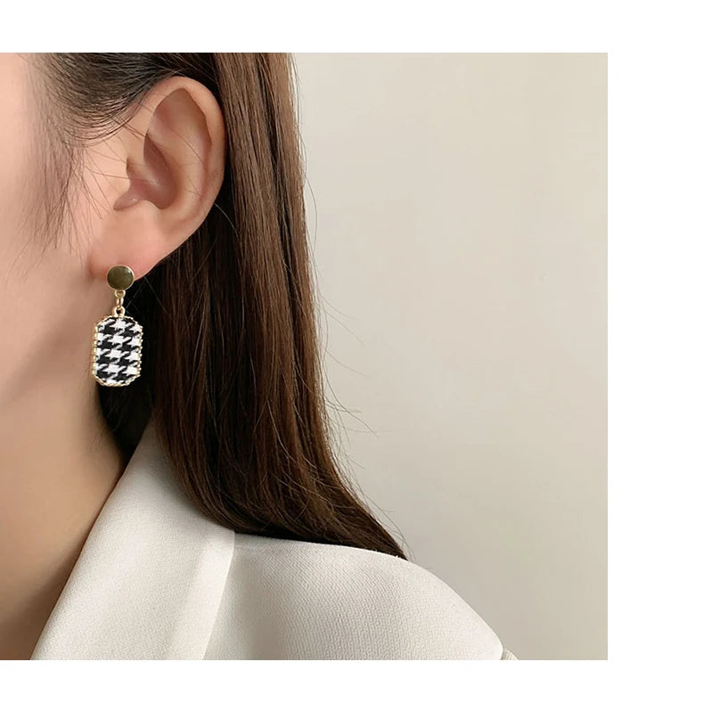 Simple Female Ear Clip Without Ear Hole Retro and Versatile Temperament Advanced Sense Minority Design Sense Pearl Earrings